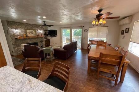 Creekside Sleeps 2 Creek Frontage Bbq Holiday home *